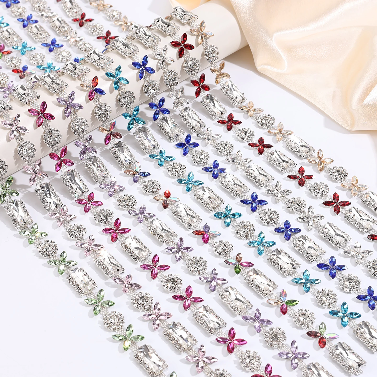 1.2 cm 3D Flower Rhinestone Chain